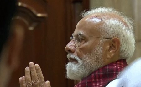 क्रिसमस पर दिल्ली की कैथेड्रल चर्च पहुंचे पीएम मोदी:मॉर्निंग प्रेयर में शामिल हुए, बिशप ने विशेष प्रार्थना की; राहुल गांधी ने भी बधाई दी