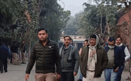 सलाखों के पीछे पहुंचा रिश्वतखोर इंस्पेक्टर, छिपाता रहा मुंह:मेरठ एंटी करप्शन टीम ने चार लाख रुपये की रिश्वत लेते किया था रंगेहाथों गिरफ्तार