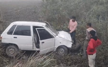 फर्रुखाबाद-बदायूं स्टेट हाईवे पर कार खड्ड में पलटी:कन्नौज से बहन को लेने अमृतपुर आ रहा था भाई, दौलतपुर के पास हादसा