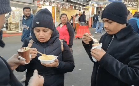 माउंट आबू में पारा -2 डिग्री के करीब पहुंचा:मैदानी इलाकों और गाड़ियों पर जमी बर्फ, पर्यटकों की उमड़ी भीड़