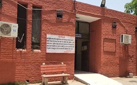 रोहतक में होटल संचालक की हत्या:घर जाते हुए तेजधार हथियार से काटा; परिजनों को रोड पर पड़ा मिला