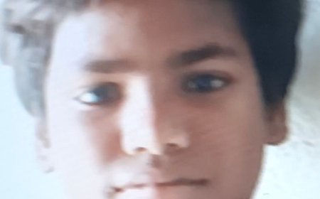 हाथरस में सड़क हादसे में बच्चे की मौत:सड़क पार करते समय टेंपो की चपेट में आया, डॉक्टर ने मृत घोषित किया