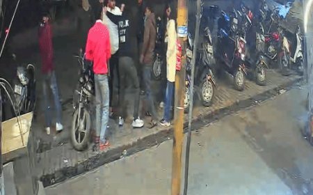 कानपुर में युवती के दो प्रेमी भिड़े, जड़े 21 थप्पड़:रेस्टोरेंट में दूसरे ब्वॉयफ्रेंड के साथ खाना-खाने पहुंची थी, देखिए CCTV