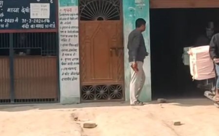 देवरिया में देसी शराब की तस्करी, VIDEO:बाइक पर बोरे में भरकर ले जाते दिखे चार युवक, जांच में जुटी पुलिस