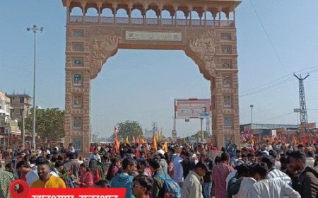 नया साल, काशी-अयोध्या में 3km लंबी बैरिकेडिंग:दर्शन के लिए 10 सेकेंड से कम समय; खाटूश्यामजी में लंबी कतारें, जैसलमेर में सैलानियों का सैलाब