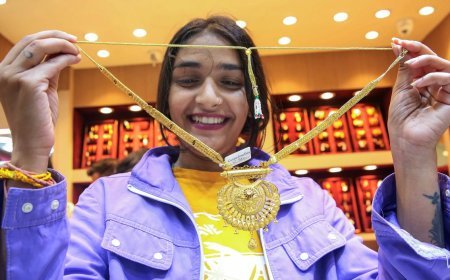 Year Ender 2025:  सोना-चांदी ने तोड़ दिए सभी रिकॉर्ड, क्या 2026 में भी कायम रहेगी ये बादशाहत?