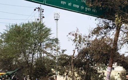 प्रतापगढ़ में कॉलेज रोड पर संकेतक बोर्ड नीचे झुका:स्टूडेंट्स के साथ आमजन को खतरा, नगर परिषद से जल्द ठीक कराने की मांग