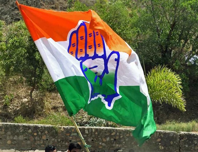 सत्ता लोलुपता से आई कांग्रेस बिखराव के कगार पर