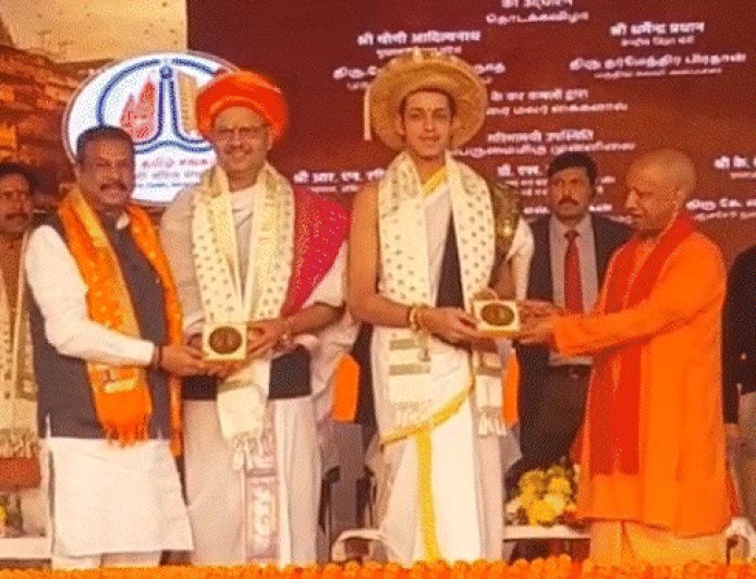 200 साल बाद 19 साल के महेश ने रचा इतिहास:काशी में 2 हजार मंत्रों का दंडक्रम पारायण पूरा किया, वेदमूर्ति बनने वाले देश के दूसरे व्यक्ति