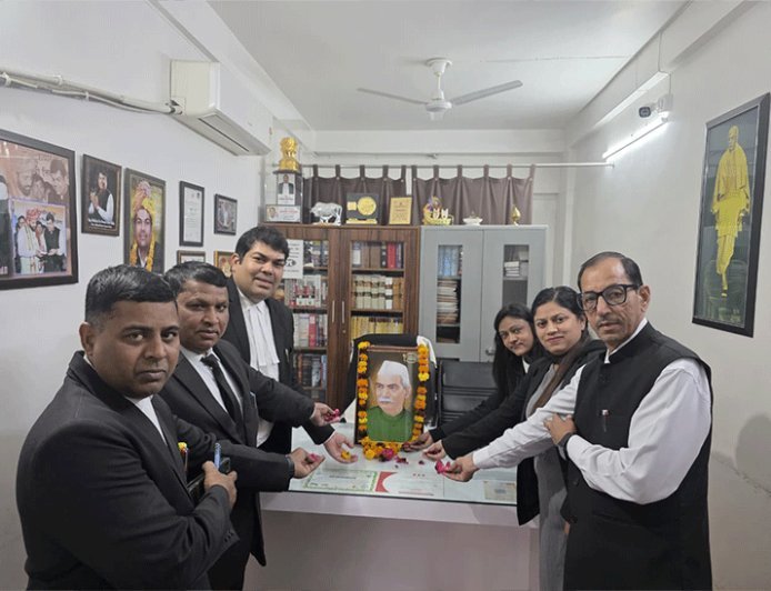बहादुरगढ़ में वकीलों ने मनाया अधिवक्ता दिवस:डॉ. राजेंद्र प्रसाद को श्रद्धांजलि अर्पित की, बोले- लोकतंत्र की सशक्त नींव रखने में योगदान दिया