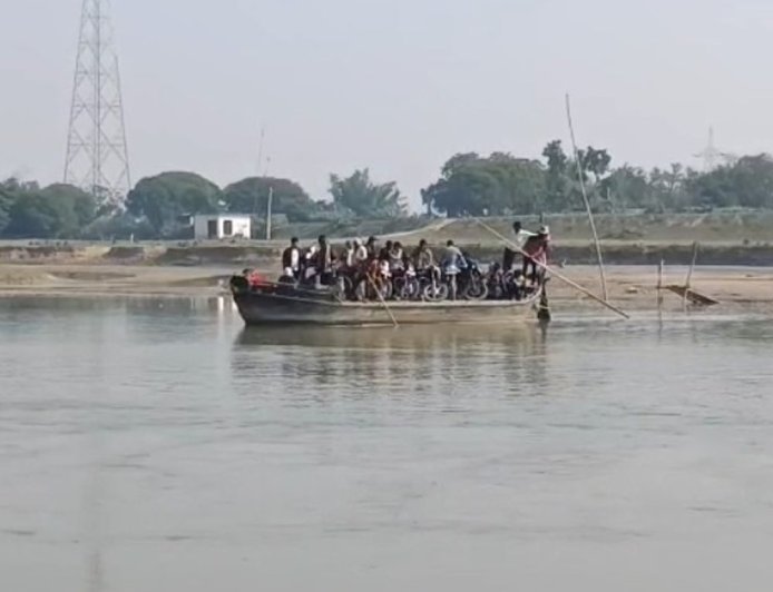 श्रावस्ती के सेमरहनिया घाट पर पुल नहीं, नाव से आवाजाही:ग्रामीण मुख्यालय पहुंचने के लिए जान जोखिम में डालकर नदी पार करने को मजबूर