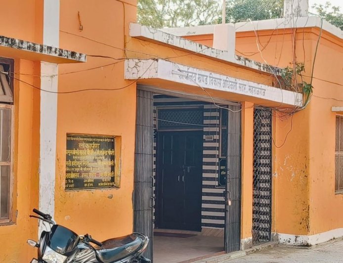 महराजगंज में विकास कार्यों में अनियमितता का आरोप:सदर ब्लॉक और सोनरा सिवान में घटिया सामग्री, डीएम से जांच की मांग