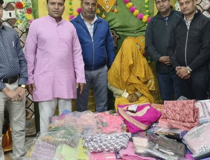 युवा शक्ति संगठन ने कन्या के विवाह में किया सहयोग:संगठन ने परिवार को उपहार सामग्री और 2300 रुपए नकद प्रदान किए