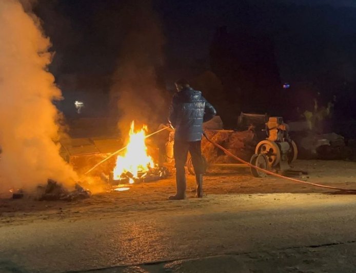 हांसी में तोशाम रोड पर कबाड़ में लगी आग:घना धुआं फैलने से लोगों को परेशानी; दुकान के बाहर पड़े फिल्टर जले