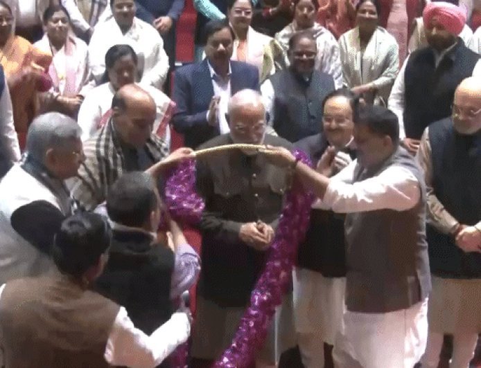 मोदी बोले- लोगों से 30-40 पेज के फॉर्म न भरवाएं:मंत्रियों से कहा- फालतू पेपरवर्क खत्म करें; नियम-कानून जिंदगी आसान बनाने के लिए हों