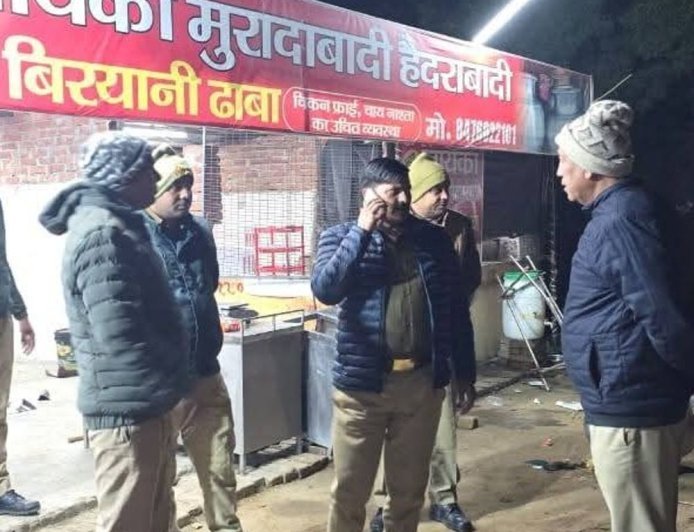 बस्ती में बिरयानी दुकान पर दो समुदाय आपस में भिड़े:विवादित धार्मिक चिन्ह लगाने का आरोप, पुलिस बल तैनात