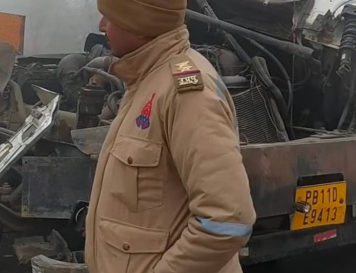 नानपारा में घने कोहरे में ट्रक-रोडवेज की सीधी टक्कर:हादसे में एक चालक घायल, इलाज जारी; लंबा जाम लगा