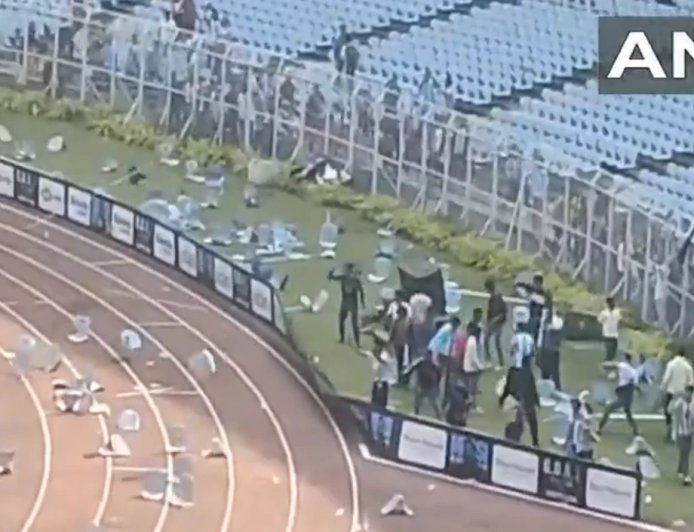 Kolkata: मेस्सी के कार्यक्रम में मची अफरा-तफरी, दर्शकों ने बोतलें और कुर्सी फेंकीं, जानें क्या है पूरा मामला