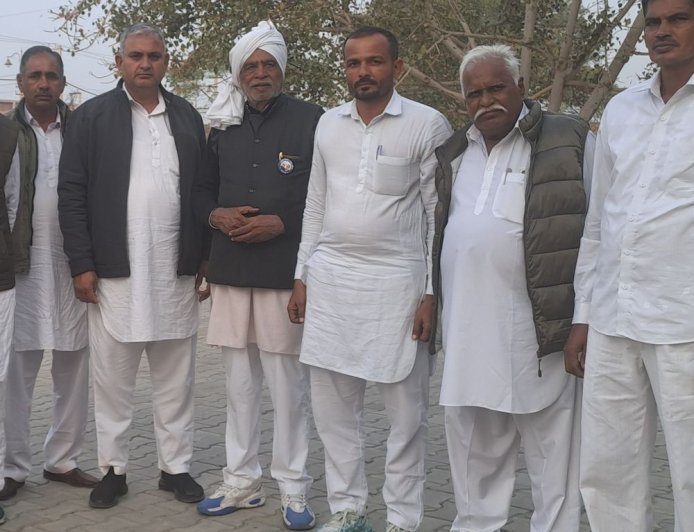 हांसी-जुलाना रूट की निजी बसों संचालकों की मनमानी का विरोध:ग्रामीणों ने एसडीएम से की शिकायत, कहा शिकायत के बावजूद नहीं हो रही कार्रवाई