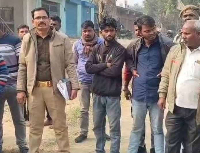 कौशांबी में कार ने बाइक सवार दंपती को टक्कर मारी:पत्नी की मौत, पति गंभीर रूप से घायल; कार चालक फरार