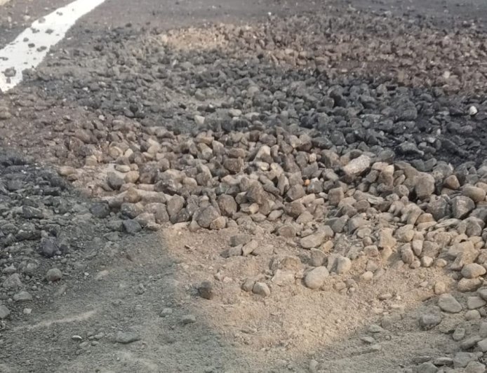 मुजफ्फरनगर पिन्ना रजवाहे किनारे बनी सड़क 8 दिन में उखड़ी:किसान ने मुख्यमंत्री को लिखा पत्र, भ्रष्टाचार की जांच की मांग