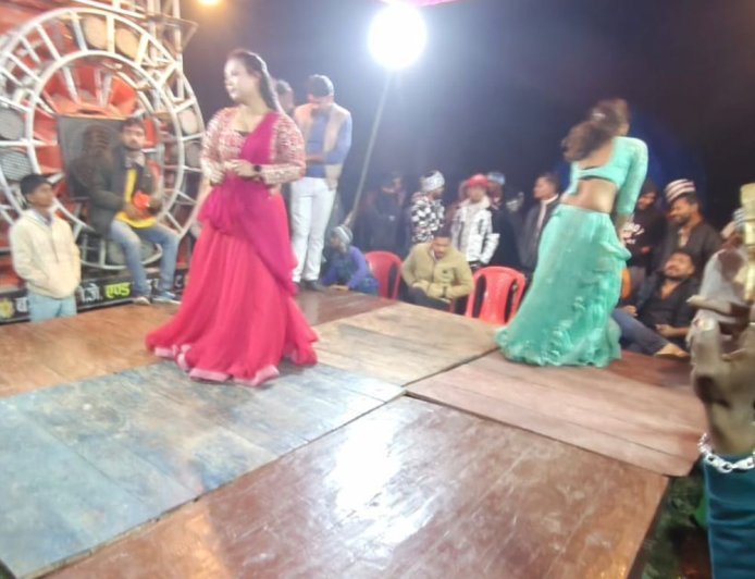 मुंडन संस्कार में बार-बालाओं पर रुपये उड़ाने को लेकर झगड़ा:पुलिस बोली- किसी पक्ष ने नहीं दी तहरीर, घटना का एक वीडियो आया सामने