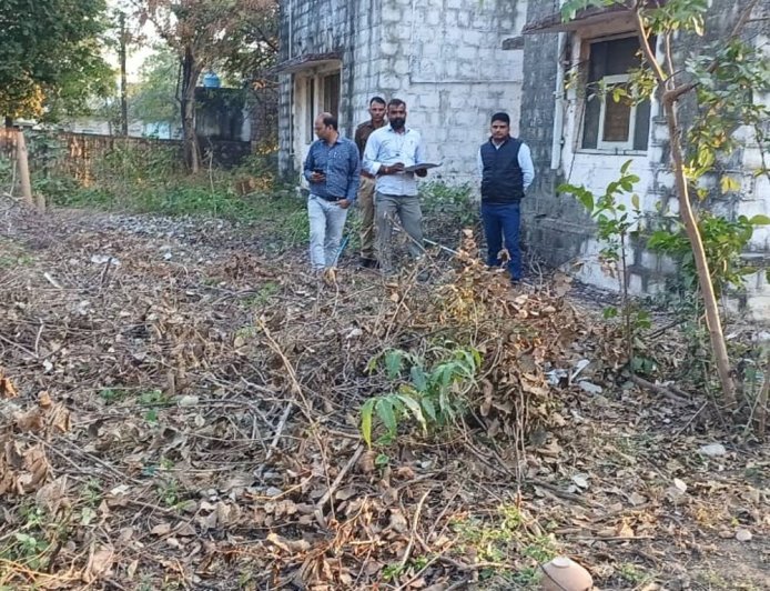 झालावाड़ की भीमसागर कॉलोनी में हरे पेड़ काटे:बेचने की बात आई सामने, तहसीलदार ने निरीक्षण कर कार्रवाई का दिया आश्वासन