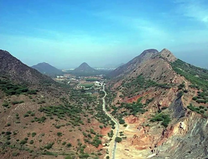अरावली पर्वतश्रृंखला पर जारी सियासत के बीच सजग हुई सरकार से जगी उम्मीदें