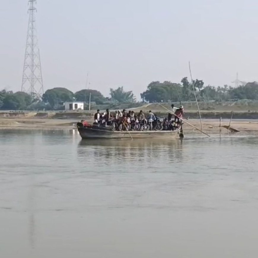श्रावस्ती के सेमरहनिया घाट पर पुल नहीं, नाव से आवाजाही:ग्रामीण मुख्यालय पहुंचने के लिए जान जोखिम में डालकर नदी पार करने को मजबूर