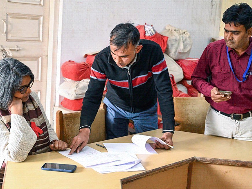 सुप्रीम कोर्ट बोला-BLOs के काम के दबाव को कम करें:राज्यों और केंद्र से कहा- अतिरिक्त कर्मचारी तैनात करें; SIR में लगे 29 BLO की मौत हो चुकी