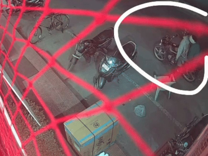 बुजुर्ग महिला का पर्स छीन भागे बाइक सवार:सूरजपोल थाना क्षेत्र में टाउन हॉल रिंग रोड की घटना, पर्स में 2 मोबाइल, 3000 नकदी आदि थे