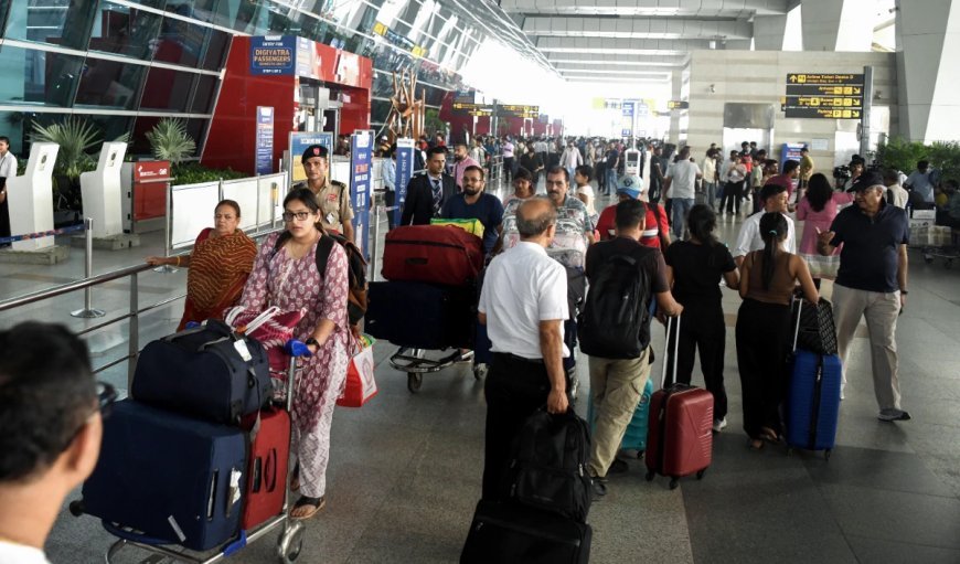 Delhi Airport पर IndiGo का 'ऑपरेशनल संकट' जारी, यात्रियों की बेबसी पर एयरपोर्ट बोला- 'धीरे-धीरे सामान्य हो रहा है परिचालन सब्र रखें'