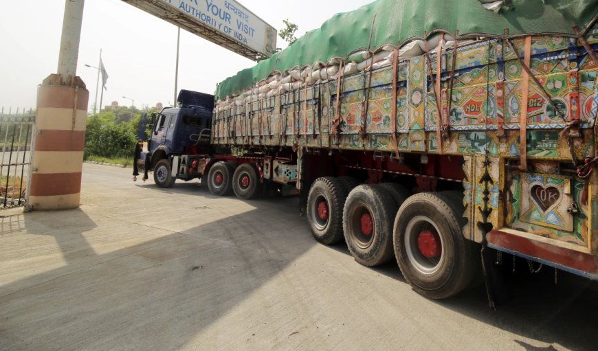 पाकिस्तान-अफगानिस्तान सीमा बंद: हफ्तों से फंसे ट्रक, संतरे का निर्यात ठप्प, छोटे कारोबारियों पर मंडरा रहा खतरा