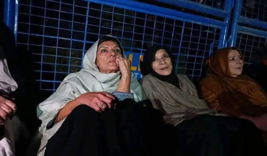 Pakistan में इमरान खान को लेकर हो गया कौन सा नया बवाल, जेल के बाहर धरने पर बैठीं तीनों बहने