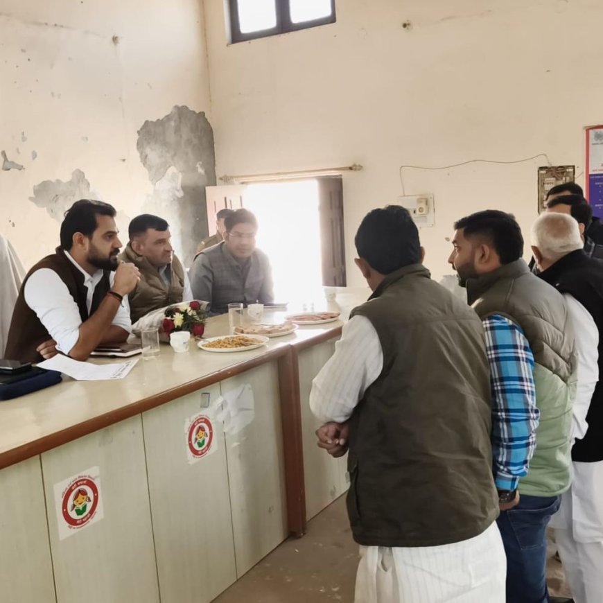 रोहतक ADC का पंचायतों की आय बढ़ाने पर जोर:महम व लाखनमाजरा खंड की मीटिंग ली; सरकारी योजनाओं की जानकारी दी