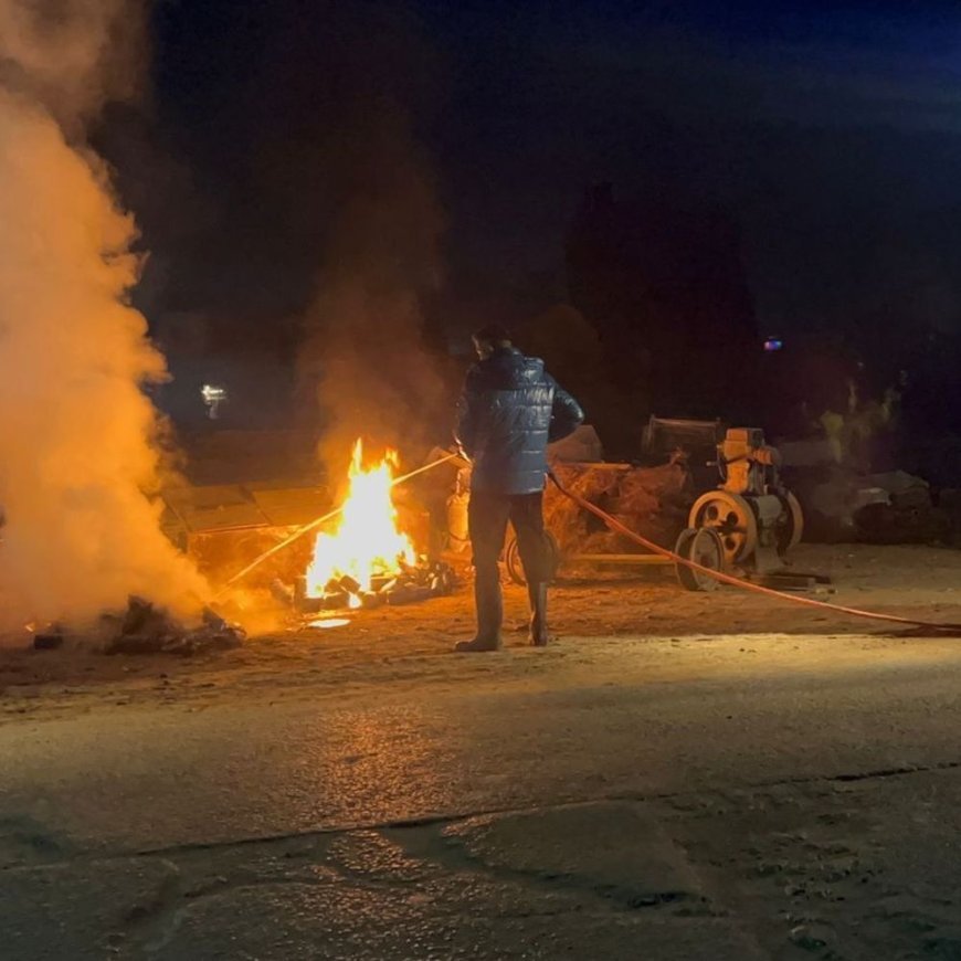 हांसी में तोशाम रोड पर कबाड़ में लगी आग:घना धुआं फैलने से लोगों को परेशानी; दुकान के बाहर पड़े फिल्टर जले