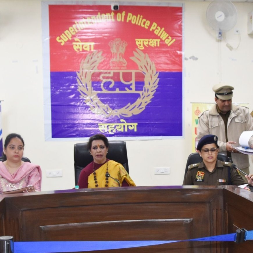 पलवल में महिला आयोग चेयरपर्सन ने सुनी शिकायतें:12 शिकायतों का मौके पर निपटारा, रेनू भाटिया बोलीं- शिक्षकों को पहले खुद संस्कारवान बनना होगा