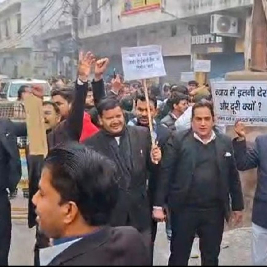 हाईकोर्ट बेंच के लिए सड़कों पर उतरे वकील, बाजार बंद:मुरादाबाद में पूर्व सांसद एसटी हसन भी वकीलों के प्रोटेस्ट में शामिल