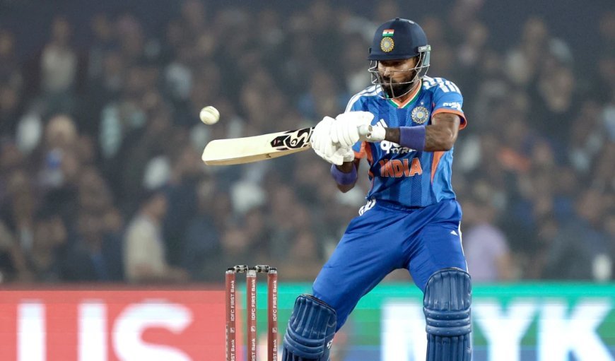 भावुक पल! हार्दिक पांड्या ने छक्के से चोटिल कैमरामैन को लगाया गले, बर्फ से की सिकाई