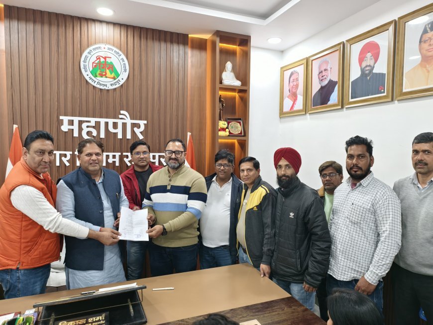 पार्क के सौंदर्यीकरण के लिए महापौर को सौंपा ज्ञापन