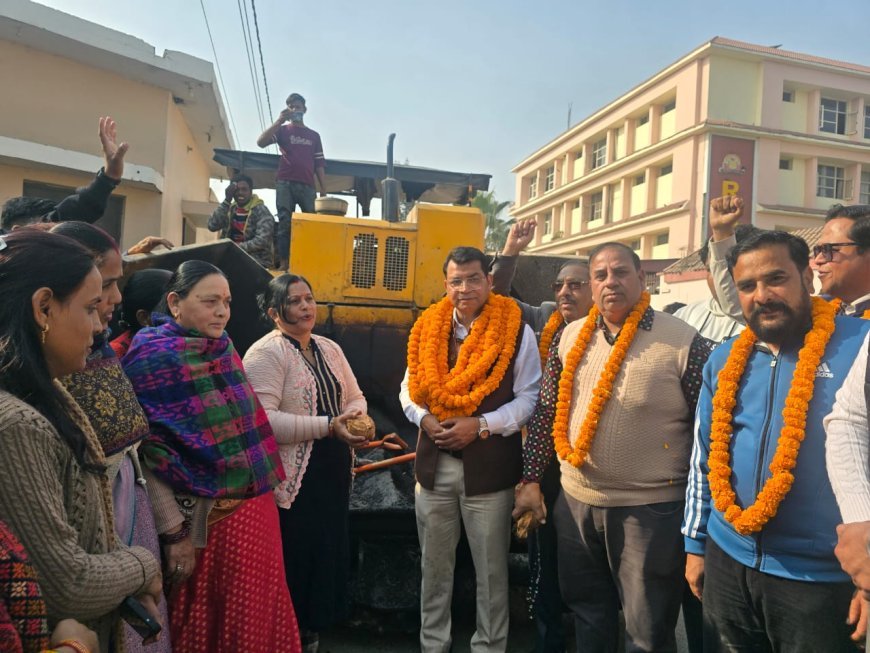 विधायक शिव अरोरा ने भूरारानी रोड से आरएएन स्कूल - सिटी वन मोड़ क़ो जाने वाले एक किलोमीटर हॉटमिक्स मार्ग के निर्माण कार्य का नारियल फोड़कर शुभारम्भ किया*