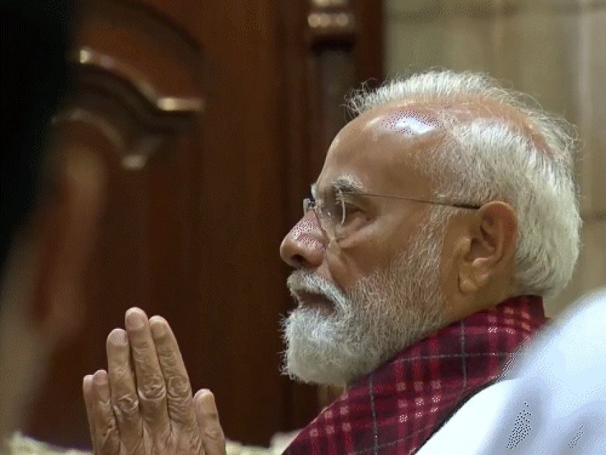 क्रिसमस पर दिल्ली की कैथेड्रल चर्च पहुंचे पीएम मोदी:मॉर्निंग प्रेयर में शामिल हुए, बिशप ने विशेष प्रार्थना की; राहुल गांधी ने भी बधाई दी