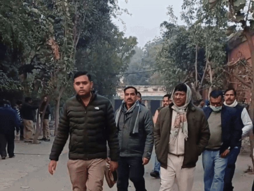 सलाखों के पीछे पहुंचा रिश्वतखोर इंस्पेक्टर, छिपाता रहा मुंह:मेरठ एंटी करप्शन टीम ने चार लाख रुपये की रिश्वत लेते किया था रंगेहाथों गिरफ्तार