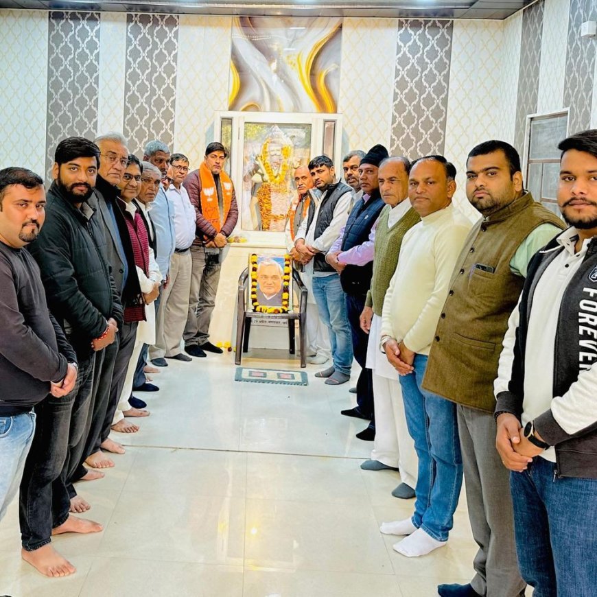 सुशासन दिवस के रूप में अटल बिहारी वाजपेयी जयंती मनाई:खैरथल में भाजपा कार्यकर्ताओं-पदाधिकारियों ने फोटो पर पुष्प अर्पित कर श्रद्धांजलि दी