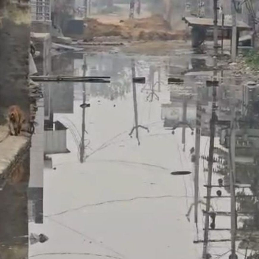 रोहतक के मदीना में पानी की निकासी पर विवाद:दो पक्षों में बढ़ा तनाव, घरों के आगे खड़ा गंदा पानी