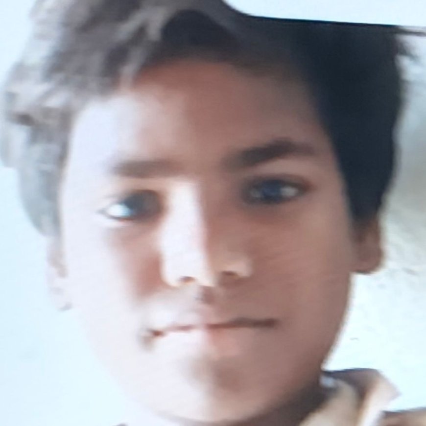 हाथरस में सड़क हादसे में बच्चे की मौत:सड़क पार करते समय टेंपो की चपेट में आया, डॉक्टर ने मृत घोषित किया