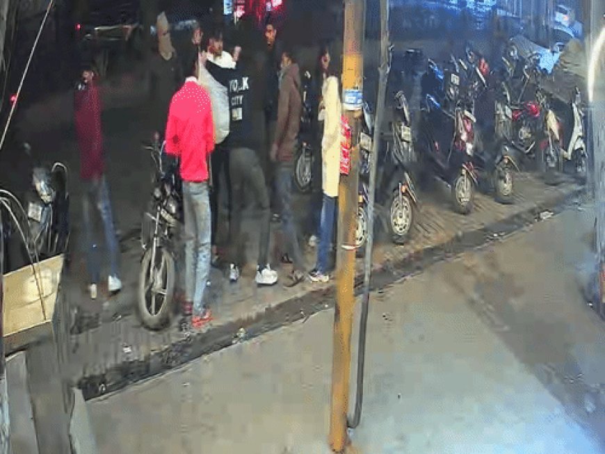 कानपुर में युवती के दो प्रेमी भिड़े, जड़े 21 थप्पड़:रेस्टोरेंट में दूसरे ब्वॉयफ्रेंड के साथ खाना-खाने पहुंची थी, देखिए CCTV