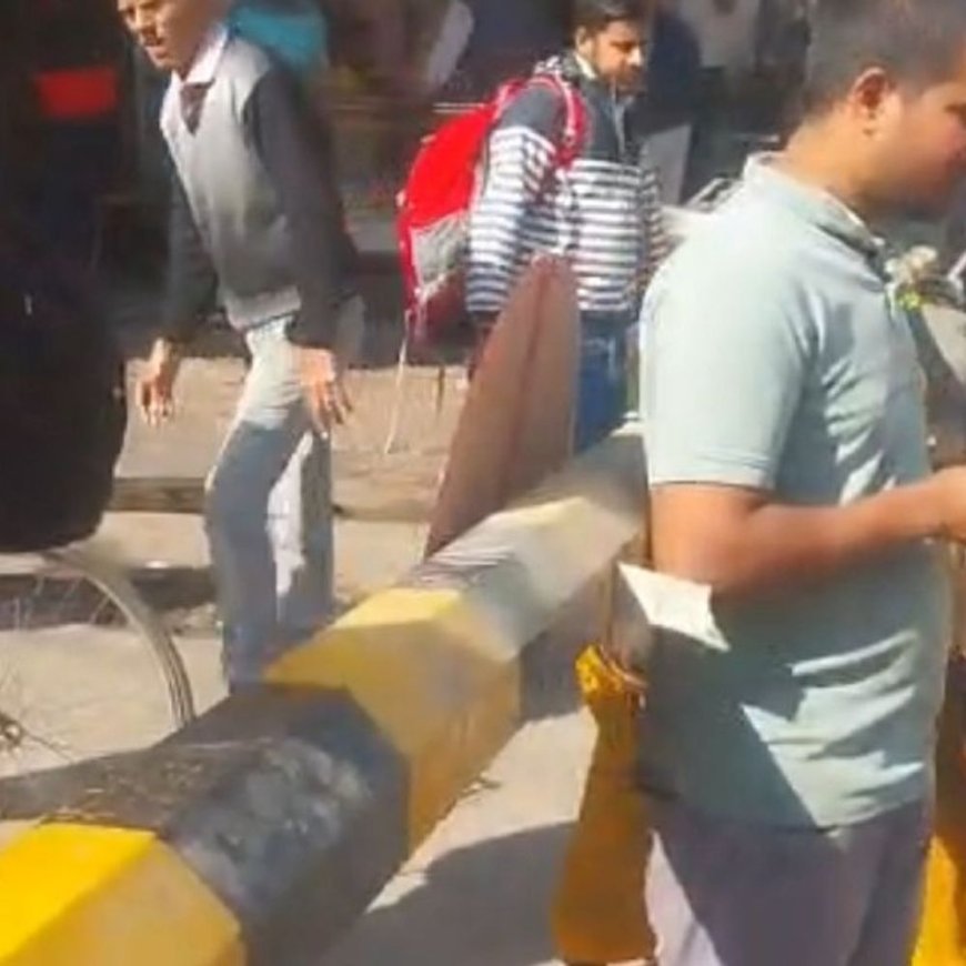 बीकानेर में रेलवे क्रासिंग पर गेट अचानक गिरा, हादसा टला:सांखला फाटक पर नया स्लाइडिंग बूम गेट कुछ ही सैकंड में नीचे आया, बड़ा हादसा टला