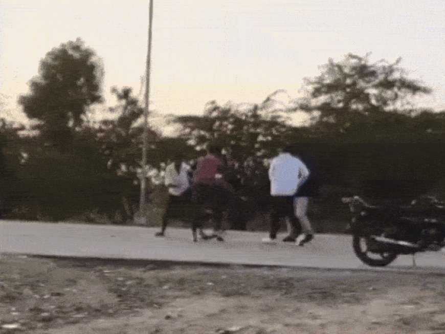 बदमाशों ने बीयर-बोतल, डंडो से युवक को बेहरमी से पीटा:लहूलुहान हालात में करवाया हॉस्पिटल भर्ती, आरोपी को किया डिटेन, जांच-पड़ताल जारी