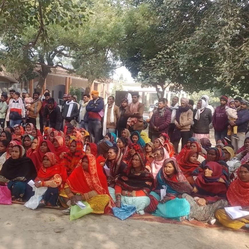 कन्नौज में केयर टेकर्स का प्रदर्शन:4 साल से मानदेय बकाया, प्रधान पर धमकी का लगाया आरोप